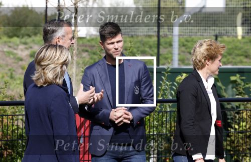 Amsterdam 21 september 2022
Koning Willem Alexander bezoekt sportdag van de Johan Cruyff foundation op de toekomst en in de Johan Cruyff Arena . Danny Cruyff Jordi Cruyff en zijn dochter Susila . Klaas jan Huntelaar