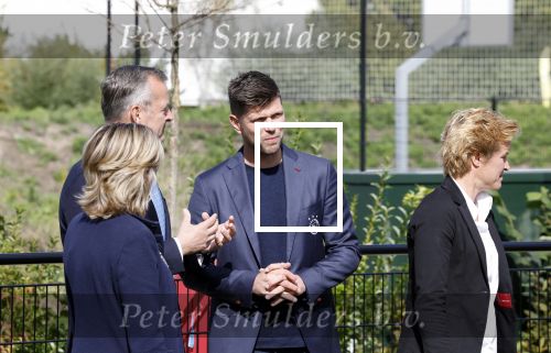 Amsterdam 21 september 2022
Koning Willem Alexander bezoekt sportdag van de Johan Cruyff foundation op de toekomst en in de Johan Cruyff Arena . Danny Cruyff Jordi Cruyff en zijn dochter Susila . Klaas jan Huntelaar