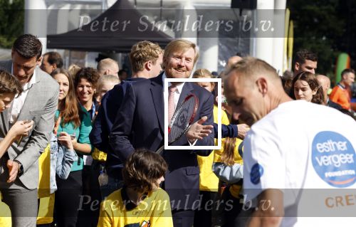 Amsterdam 21 september 2022
Koning Willem Alexander bezoekt sportdag van de Johan Cruyff foundation op de toekomst en in de Johan Cruyff Arena . Danny Cruyff Jordi Cruyff en zijn dochter Susila .