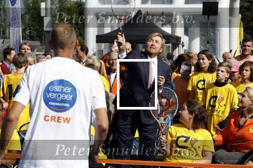 Amsterdam 21 september 2022
Koning Willem Alexander bezoekt sportdag van de Johan Cruyff foundation op de toekomst en in de Johan Cruyff Arena . Danny Cruyff Jordi Cruyff en zijn dochter Susila .