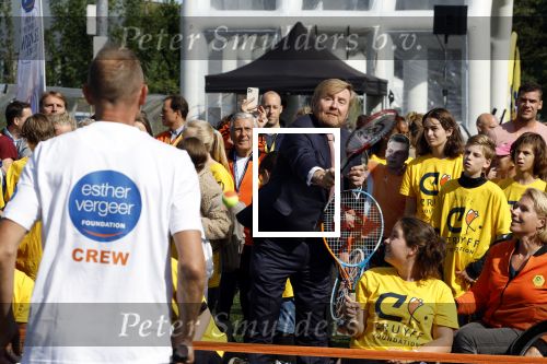 Amsterdam 21 september 2022
Koning Willem Alexander bezoekt sportdag van de Johan Cruyff foundation op de toekomst en in de Johan Cruyff Arena . Danny Cruyff Jordi Cruyff en zijn dochter Susila .