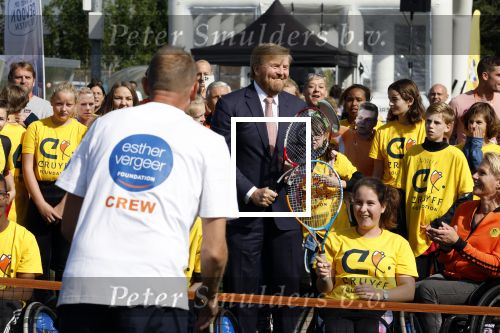 Amsterdam 21 september 2022
Koning Willem Alexander bezoekt sportdag van de Johan Cruyff foundation op de toekomst en in de Johan Cruyff Arena . Danny Cruyff Jordi Cruyff en zijn dochter Susila .