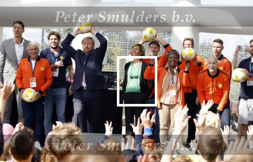 Amsterdam 21 september 2022
Koning Willem Alexander bezoekt sportdag van de Johan Cruyff foundation op de toekomst en in de Johan Cruyff Arena . Danny Cruyff Jordi Cruyff en zijn dochter Susila .