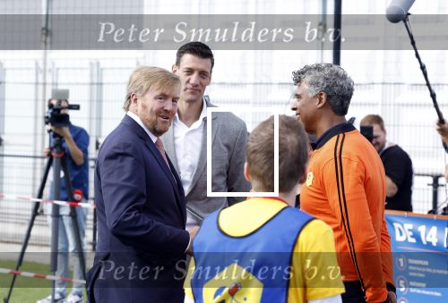 Amsterdam 21 september 2022
Koning Willem Alexander bezoekt sportdag van de Johan Cruyff foundation op de toekomst en in de Johan Cruyff Arena . Danny Cruyff Jordi Cruyff en zijn dochter Susila . Koning Willem Alexander Frank Rijkaard en Marlou van Rhijn