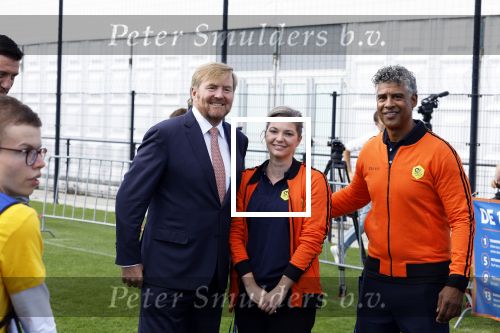 Amsterdam 21 september 2022
Koning Willem Alexander bezoekt sportdag van de Johan Cruyff foundation op de toekomst en in de Johan Cruyff Arena . Danny Cruyff Jordi Cruyff en zijn dochter Susila . Koning Willem Alexander Frank Rijkaard en Marlou van Rhijn