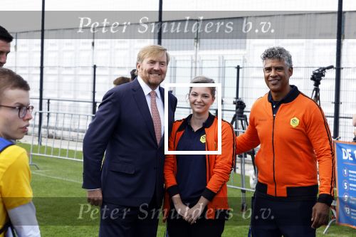 Amsterdam 21 september 2022
Koning Willem Alexander bezoekt sportdag van de Johan Cruyff foundation op de toekomst en in de Johan Cruyff Arena . Danny Cruyff Jordi Cruyff en zijn dochter Susila . Koning Willem Alexander Frank Rijkaard en Marlou van Rhijn