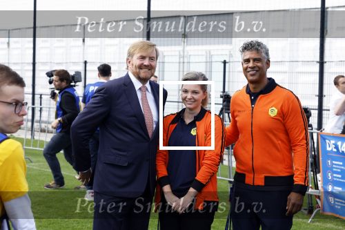 Amsterdam 21 september 2022
Koning Willem Alexander bezoekt sportdag van de Johan Cruyff foundation op de toekomst en in de Johan Cruyff Arena . Danny Cruyff Jordi Cruyff en zijn dochter Susila . Koning Willem Alexander Frank Rijkaard en Marlou van Rhijn
