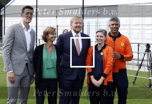 Amsterdam 21 september 2022
Koning Willem Alexander bezoekt sportdag van de Johan Cruyff foundation op de toekomst en in de Johan Cruyff Arena . Danny Cruyff Jordi Cruyff en zijn dochter Susila . Koning Willem Alexander Frank Rijkaard en Marlou van Rhijn