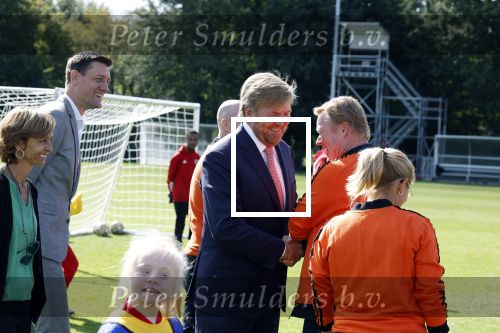 Amsterdam 21 september 2022
Koning Willem Alexander bezoekt sportdag van de Johan Cruyff foundation op de toekomst en in de Johan Cruyff Arena . Danny Cruyff Jordi Cruyff en zijn dochter Susila . Koning Willem Alexander en Ronald Koeman