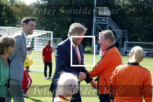 Amsterdam 21 september 2022
Koning Willem Alexander bezoekt sportdag van de Johan Cruyff foundation op de toekomst en in de Johan Cruyff Arena . Danny Cruyff Jordi Cruyff en zijn dochter Susila . Koning Willem Alexander en Ronald Koeman
