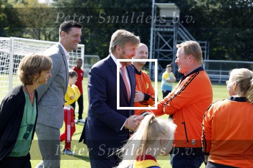Amsterdam 21 september 2022
Koning Willem Alexander bezoekt sportdag van de Johan Cruyff foundation op de toekomst en in de Johan Cruyff Arena . Danny Cruyff Jordi Cruyff en zijn dochter Susila . Koning Willem Alexander en Ronald Koeman