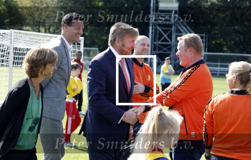 Amsterdam 21 september 2022
Koning Willem Alexander bezoekt sportdag van de Johan Cruyff foundation op de toekomst en in de Johan Cruyff Arena . Danny Cruyff Jordi Cruyff en zijn dochter Susila . Koning Willem Alexander en Ronald Koeman