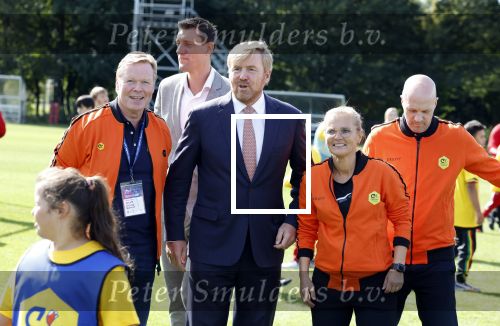 Amsterdam 21 september 2022
Koning Willem Alexander bezoekt sportdag van de Johan Cruyff foundation op de toekomst en in de Johan Cruyff Arena . Danny Cruyff Jordi Cruyff en zijn dochter Susila . Koning Willem Alexander met Ronald Koeman Jordi Cruyff en Sarina Wiegman