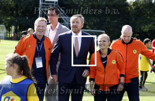 Amsterdam 21 september 2022
Koning Willem Alexander bezoekt sportdag van de Johan Cruyff foundation op de toekomst en in de Johan Cruyff Arena . Danny Cruyff Jordi Cruyff en zijn dochter Susila . Koning Willem Alexander met Ronald Koeman Jordi Cruyff en Sarina Wiegman