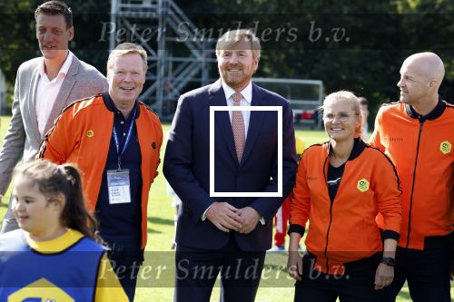 Amsterdam 21 september 2022
Koning Willem Alexander bezoekt sportdag van de Johan Cruyff foundation op de toekomst en in de Johan Cruyff Arena . Danny Cruyff Jordi Cruyff en zijn dochter Susila . Koning Willem Alexander met Ronald Koeman Jordi Cruyff en Sarina Wiegman
