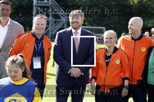 Amsterdam 21 september 2022
Koning Willem Alexander bezoekt sportdag van de Johan Cruyff foundation op de toekomst en in de Johan Cruyff Arena . Danny Cruyff Jordi Cruyff en zijn dochter Susila . Koning Willem Alexander met Ronald Koeman Jordi Cruyff en Sarina Wiegman