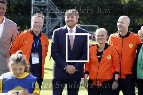 Amsterdam 21 september 2022
Koning Willem Alexander bezoekt sportdag van de Johan Cruyff foundation op de toekomst en in de Johan Cruyff Arena . Danny Cruyff Jordi Cruyff en zijn dochter Susila . Koning Willem Alexander met Ronald Koeman Jordi Cruyff en Sarina Wiegman