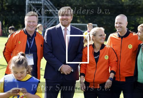 Amsterdam 21 september 2022
Koning Willem Alexander bezoekt sportdag van de Johan Cruyff foundation op de toekomst en in de Johan Cruyff Arena . Danny Cruyff Jordi Cruyff en zijn dochter Susila . Koning Willem Alexander met Ronald Koeman Jordi Cruyff en Sarina Wiegman