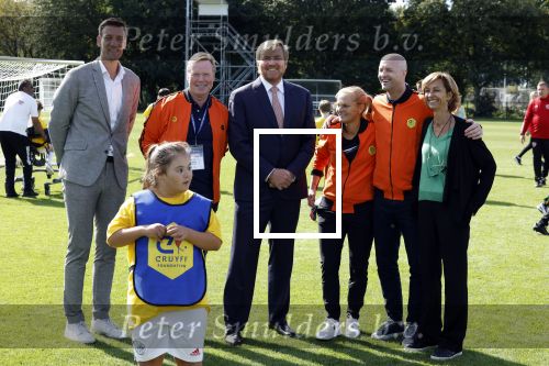 Amsterdam 21 september 2022
Koning Willem Alexander bezoekt sportdag van de Johan Cruyff foundation op de toekomst en in de Johan Cruyff Arena . Danny Cruyff Jordi Cruyff en zijn dochter Susila . Koning Willem Alexander met Ronald Koeman Jordi Cruyff en Sarina Wiegman
