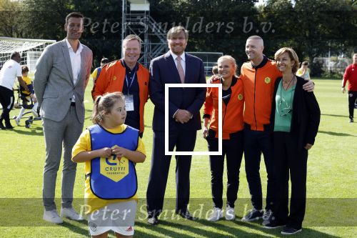 Amsterdam 21 september 2022
Koning Willem Alexander bezoekt sportdag van de Johan Cruyff foundation op de toekomst en in de Johan Cruyff Arena . Danny Cruyff Jordi Cruyff en zijn dochter Susila . Koning Willem Alexander met Ronald Koeman Jordi Cruyff en Sarina Wiegman