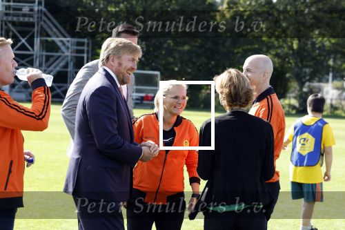 Amsterdam 21 september 2022
Koning Willem Alexander bezoekt sportdag van de Johan Cruyff foundation op de toekomst en in de Johan Cruyff Arena . Danny Cruyff Jordi Cruyff en zijn dochter Susila . Koning Willem Alexander met Ronald Koeman Jordi Cruyff en Sarina Wiegman