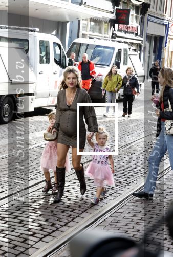 Amsterdam 2 oktober 2022
Premiere de grote sinterklaasfilm gespuis in de speelgoedkluis in Tuschinski. 
Zwangere Lauren Verster met haar kinderen