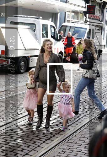 Amsterdam 2 oktober 2022
Premiere de grote sinterklaasfilm gespuis in de speelgoedkluis in Tuschinski. 
Zwangere Lauren Verster met haar kinderen