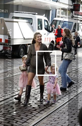 Amsterdam 2 oktober 2022
Premiere de grote sinterklaasfilm gespuis in de speelgoedkluis in Tuschinski. 
Zwangere Lauren Verster met haar kinderen