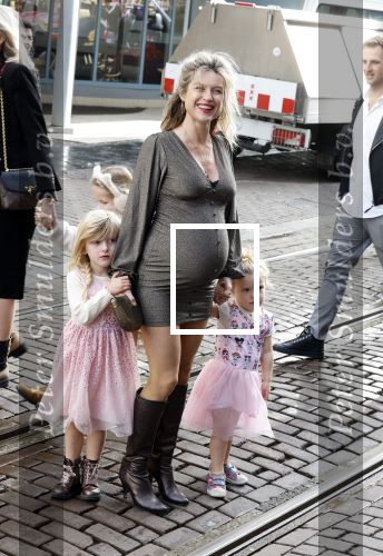 Amsterdam 2 oktober 2022
Premiere de grote sinterklaasfilm gespuis in de speelgoedkluis in Tuschinski. 
Zwangere Lauren Verster met haar kinderen