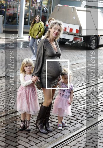 Amsterdam 2 oktober 2022
Premiere de grote sinterklaasfilm gespuis in de speelgoedkluis in Tuschinski. 
Zwangere Lauren Verster met haar kinderen