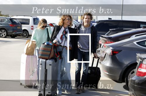 Eindhoven 8 oktober 2022
Leontien Ruiters en haar nieuwe vriend John Huiberts vertrekken samen met zijn dochter vanaf airport Eindhoven voor een vakantie naar ibiza.