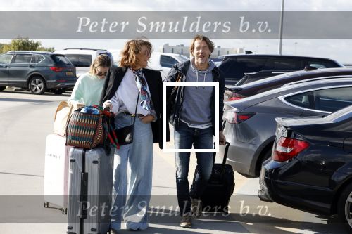 Eindhoven 8 oktober 2022
Leontien Ruiters en haar nieuwe vriend John Huiberts vertrekken samen met zijn dochter vanaf airport Eindhoven voor een vakantie naar ibiza.