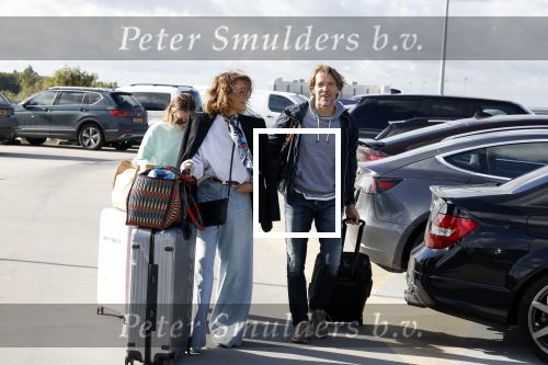 Eindhoven 8 oktober 2022
Leontien Ruiters en haar nieuwe vriend John Huiberts vertrekken samen met zijn dochter vanaf airport Eindhoven voor een vakantie naar ibiza.