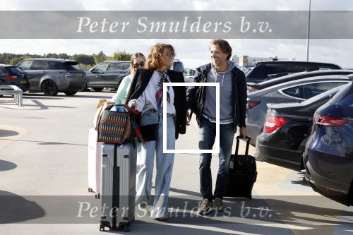 Eindhoven 8 oktober 2022
Leontien Ruiters en haar nieuwe vriend John Huiberts vertrekken samen met zijn dochter vanaf airport Eindhoven voor een vakantie naar ibiza.