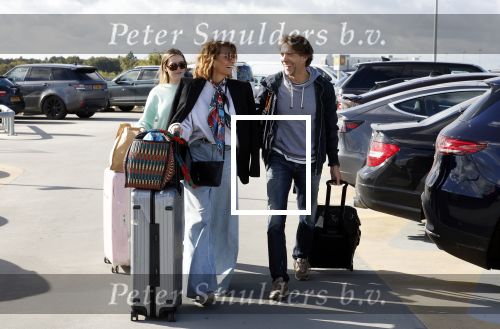 Eindhoven 8 oktober 2022
Leontien Ruiters en haar nieuwe vriend John Huiberts vertrekken samen met zijn dochter vanaf airport Eindhoven voor een vakantie naar ibiza.