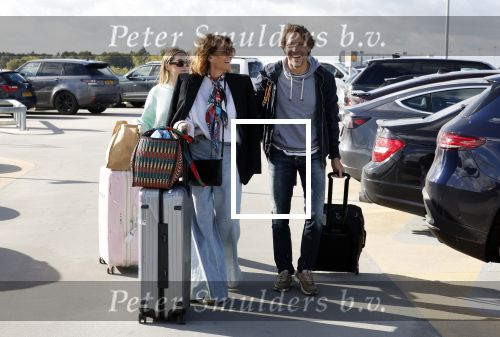 Eindhoven 8 oktober 2022
Leontien Ruiters en haar nieuwe vriend John Huiberts vertrekken samen met zijn dochter vanaf airport Eindhoven voor een vakantie naar ibiza.