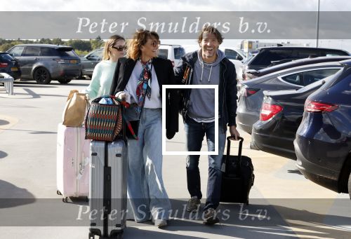 Eindhoven 8 oktober 2022
Leontien Ruiters en haar nieuwe vriend John Huiberts vertrekken samen met zijn dochter vanaf airport Eindhoven voor een vakantie naar ibiza.