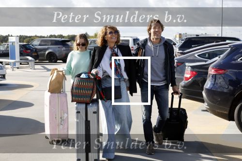 Eindhoven 8 oktober 2022
Leontien Ruiters en haar nieuwe vriend John Huiberts vertrekken samen met zijn dochter vanaf airport Eindhoven voor een vakantie naar ibiza.