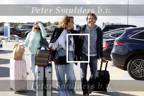 Eindhoven 8 oktober 2022
Leontien Ruiters en haar nieuwe vriend John Huiberts vertrekken samen met zijn dochter vanaf airport Eindhoven voor een vakantie naar ibiza.