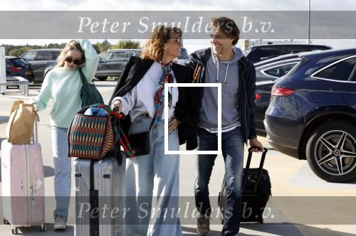 Eindhoven 8 oktober 2022
Leontien Ruiters en haar nieuwe vriend John Huiberts vertrekken samen met zijn dochter vanaf airport Eindhoven voor een vakantie naar ibiza.