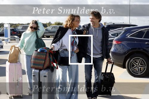 Eindhoven 8 oktober 2022
Leontien Ruiters en haar nieuwe vriend John Huiberts vertrekken samen met zijn dochter vanaf airport Eindhoven voor een vakantie naar ibiza.