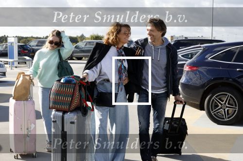 Eindhoven 8 oktober 2022
Leontien Ruiters en haar nieuwe vriend John Huiberts vertrekken samen met zijn dochter vanaf airport Eindhoven voor een vakantie naar ibiza.