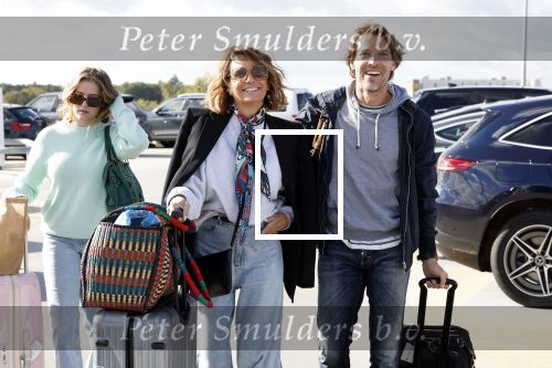 Eindhoven 8 oktober 2022
Leontien Ruiters en haar nieuwe vriend John Huiberts vertrekken samen met zijn dochter vanaf airport Eindhoven voor een vakantie naar ibiza.