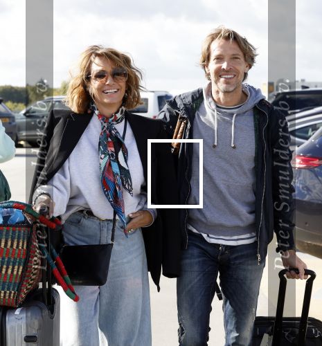 Eindhoven 8 oktober 2022
Leontien Ruiters en haar nieuwe vriend John Huiberts vertrekken samen met zijn dochter vanaf airport Eindhoven voor een vakantie naar ibiza.