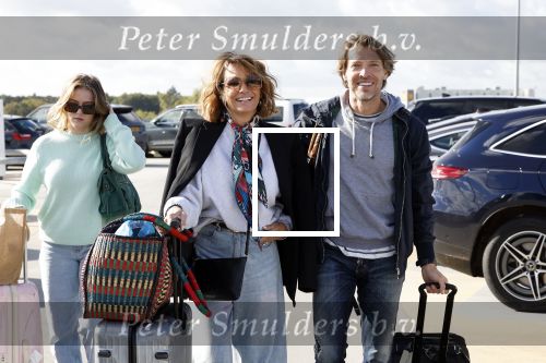 Eindhoven 8 oktober 2022
Leontien Ruiters en haar nieuwe vriend John Huiberts vertrekken samen met zijn dochter vanaf airport Eindhoven voor een vakantie naar ibiza.