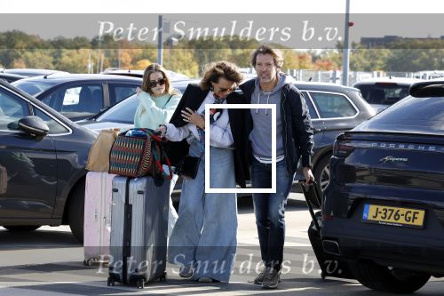 Eindhoven 8 oktober 2022
Leontien Ruiters en haar nieuwe vriend John Huiberts vertrekken samen met zijn dochter vanaf airport Eindhoven voor een vakantie naar ibiza.