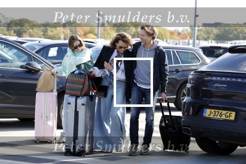 Eindhoven 8 oktober 2022
Leontien Ruiters en haar nieuwe vriend John Huiberts vertrekken samen met zijn dochter vanaf airport Eindhoven voor een vakantie naar ibiza.