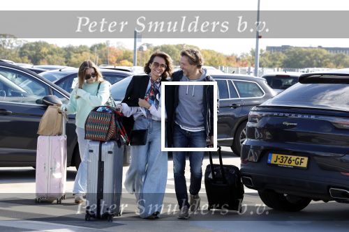 Eindhoven 8 oktober 2022
Leontien Ruiters en haar nieuwe vriend John Huiberts vertrekken samen met zijn dochter vanaf airport Eindhoven voor een vakantie naar ibiza.