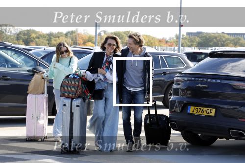 Eindhoven 8 oktober 2022
Leontien Ruiters en haar nieuwe vriend John Huiberts vertrekken samen met zijn dochter vanaf airport Eindhoven voor een vakantie naar ibiza.