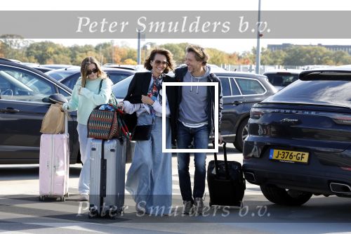 Eindhoven 8 oktober 2022
Leontien Ruiters en haar nieuwe vriend John Huiberts vertrekken samen met zijn dochter vanaf airport Eindhoven voor een vakantie naar ibiza.